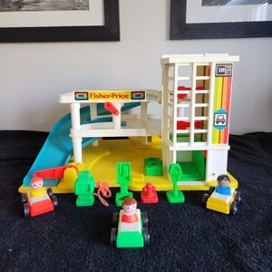 VINTAGE FISHER PRICE LITTLE PEOPLE PARKING GARAGE